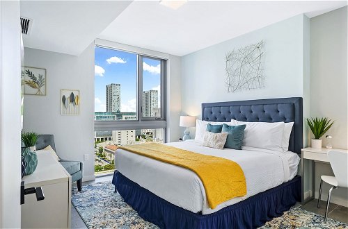 Photo 4 - Modern High-Rise Condo with Pool/Gym, in Central DT MIAMI