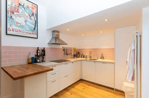 Photo 11 - Spacious and Vibrant 3BD House - Kentish Town