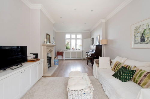 Photo 10 - Spacious 7 Bedroom Family Home Barnes