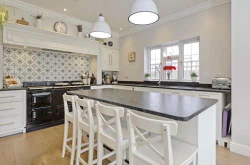 Photo 4 - Spacious 7 Bedroom Family Home Barnes