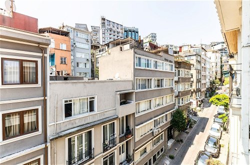 Photo 2 - Chic Flat w French Balcony 10 min to Galata Tower