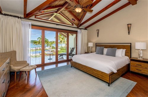 Photo 5 - Exquisitely Adorned Luxury Unit Right on Flamingo Beach Sleeps 6