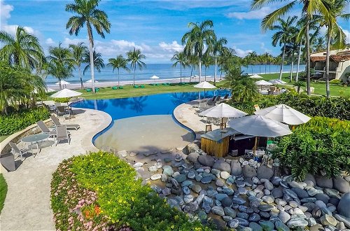Foto 26 - Exquisitely Adorned Luxury Unit Right on Flamingo Beach Sleeps 6