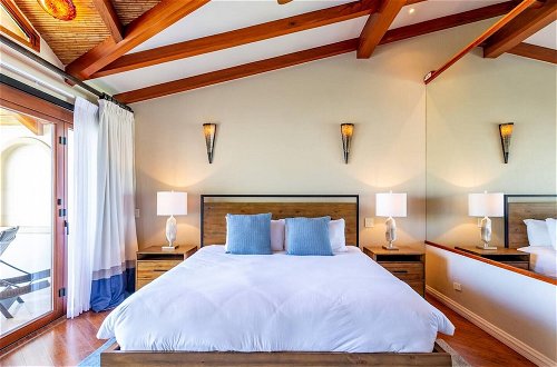 Foto 3 - Exquisitely Adorned Luxury Unit Right on Flamingo Beach Sleeps 6