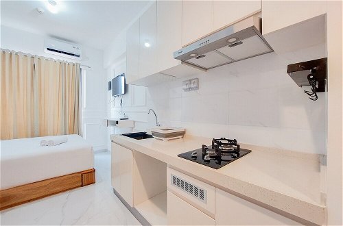 Photo 5 - Comfy And Modern Studio At Sky House Bsd Apartment