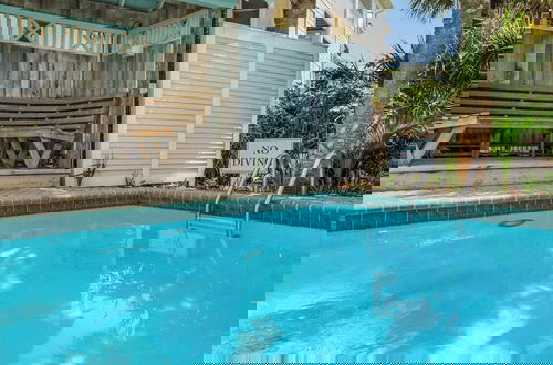Foto 39 - Gulf Front With Private Pool, Sleeps 21, Amazing Decks, Free Beach Setup!