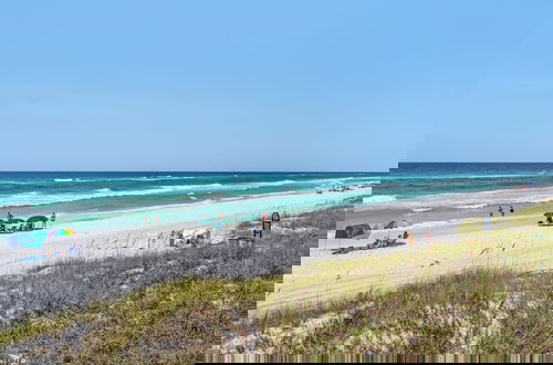 Foto 59 - Gulf Front With Private Pool, Sleeps 21, Amazing Decks, Free Beach Setup!