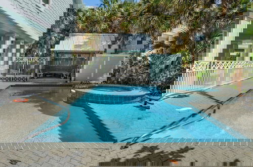 Foto 40 - Gulf Front With Private Pool, Sleeps 21, Amazing Decks, Free Beach Setup!