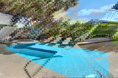 Foto 34 - Gulf Front With Private Pool, Sleeps 21, Amazing Decks, Free Beach Setup!