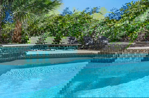 Foto 35 - Gulf Front With Private Pool, Sleeps 21, Amazing Decks, Free Beach Setup!