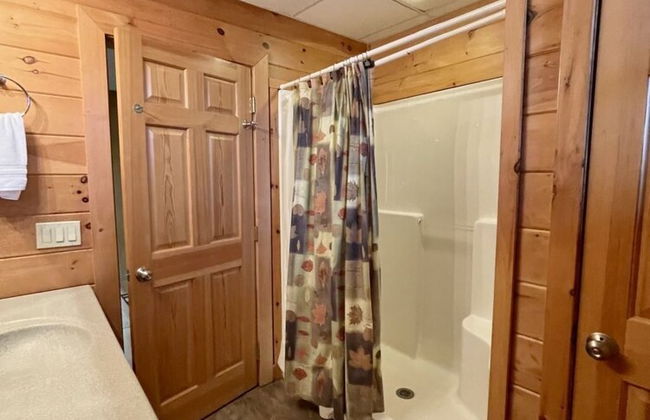 A true log cabin with 360 degree mountain views - Pet and Motorcycle friendly! 5 Bedroom Cabin by RedAwning - Foto 18