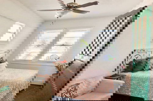Foto 2 - Surf Shack - Steps To The Beach, Lush Fenced Backyard 4 Bedroom Cottage