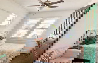 Foto 2 - Surf Shack - Steps To The Beach, Lush Fenced Backyard 4 Bedroom Cottage
