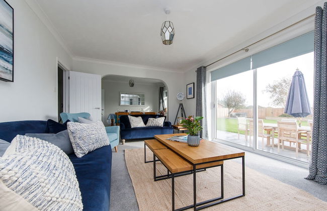 Coastal Retreat for 8 With Hot Tub - Walk to Beach - Foto 75