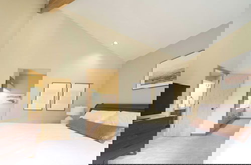 Photo 7 - Sage Blush by Avantstay Upgraded 4 Bdr/chefs Kitchen/ A/c/hot Tub!