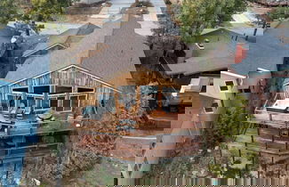 Foto 1 - Lakefront Lodge by Avantstay Lakefront Cabin w/ Hot Tub