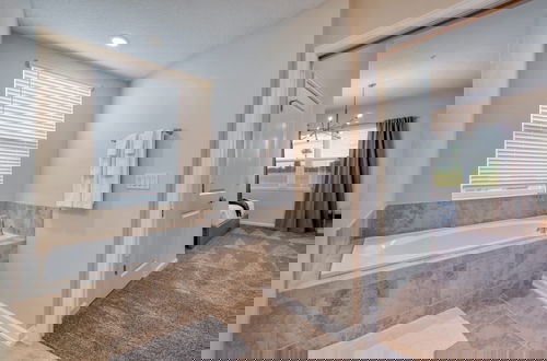 Foto 43 - Modern 2BR Condo w Mickey Room - Family Perfection
