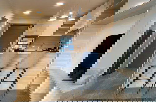 Photo 9 - Perfect 1BR With Balcony in Luxurious Building