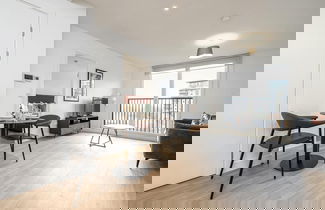 Foto 3 - Chic Apartment Near City Centre