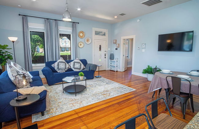 Stunning 3br/2ba Haven in Downtown's Heart - Photo 10