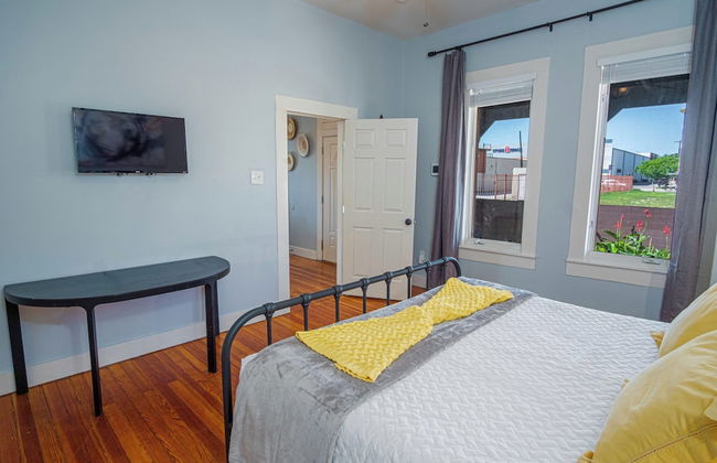Stunning 3br/2ba Haven in Downtown's Heart - Photo 2