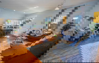 Foto 1 - Stunning 3br/2ba Haven in Downtown's Heart