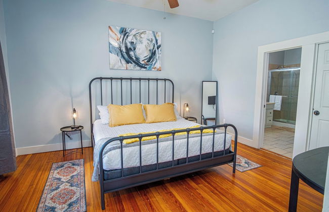 Stunning 3br/2ba Haven in Downtown's Heart - Photo 5