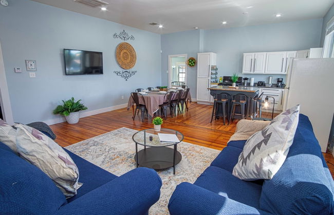 Stunning 3br/2ba Haven in Downtown's Heart - Photo 9