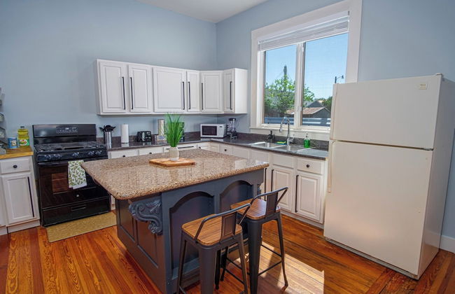 Stunning 3br/2ba Haven in Downtown's Heart - Photo 7