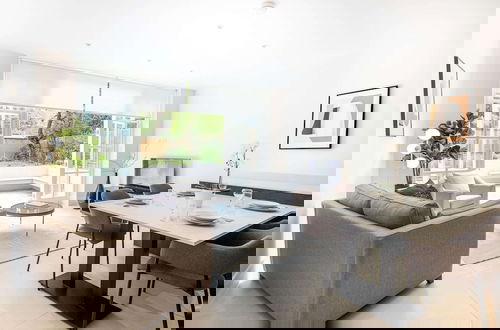 Photo 10 - Little Venice Charm Cozy One-bedroom by Sojo Stay