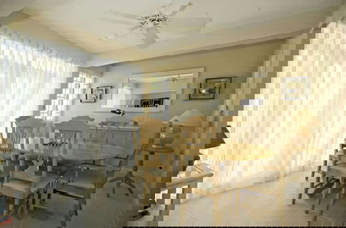 Foto 13 - This Enchanting 3 Bedroom, 2 Bathroom Townhouse is Nestled Mere Moments Away fro
