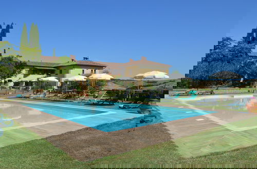 Foto 14 - Large Apartment With Shared Swimming Pool in Crete Senesi