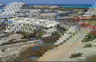 Photo 2 - 4BR 3BA w Pool Sleeps 10 200m From Eagle Beach