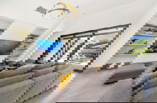Foto 4 - New Designer Villa King Beds Pool Near Beach