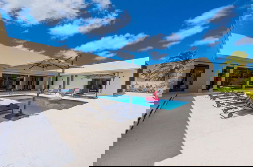 Foto 39 - New Designer Villa King Beds Pool Near Beach