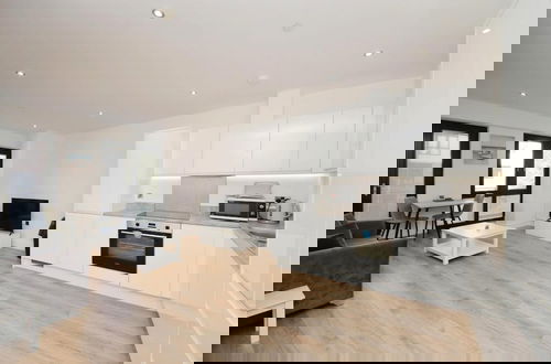 Photo 11 - Modern Comfort: Seven Stays Broadoaks