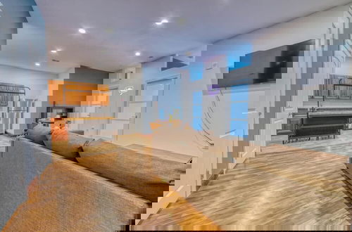 Photo 15 - Sosuite 2BR Apt w W D Gym On-site Restaurant