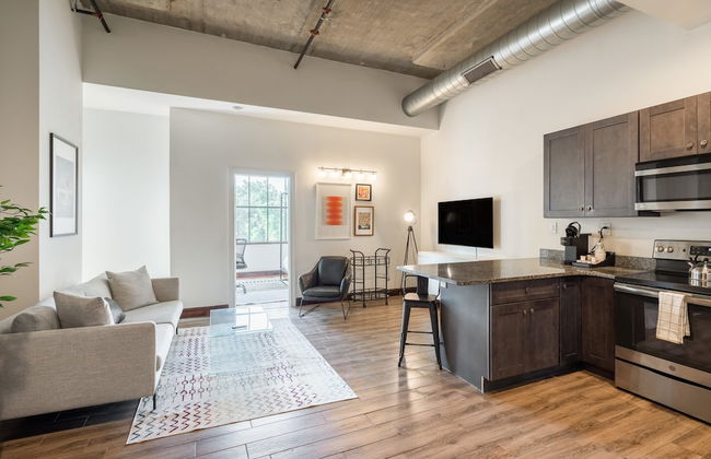 Sosuite 2BR Apt w Balcony W D Gym On-site Bar - Photo 3
