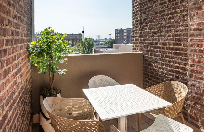 Sosuite 2BR Apt w Balcony W D Gym On-site Bar - Photo 2