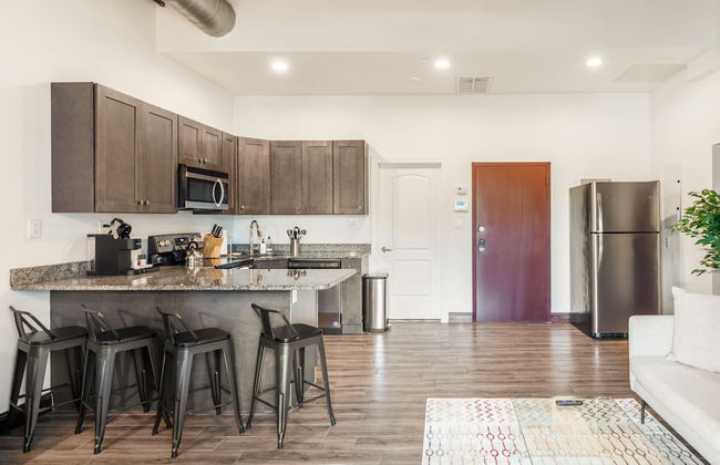 Sosuite 2BR Apt w Balcony W D Gym On-site Bar - Photo 11