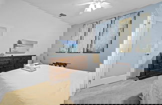 Foto 3 - Large 7 Bed In Solterra Pool, Spa Near Disney 7 Bedroom Home by RedAwning