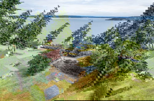 Photo 1 - Camano Vista Paradise by Avantstay Private Beach