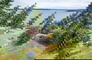 Photo 1 - Camano Vista Paradise by Avantstay Private Beach