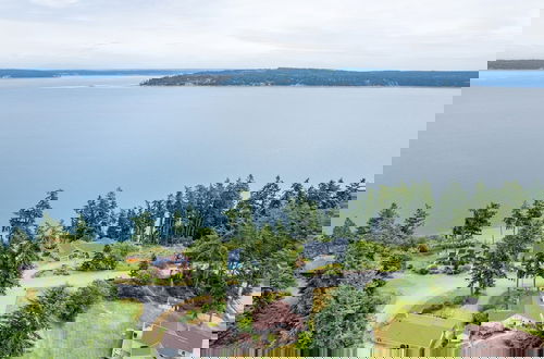 Photo 32 - Camano Vista Paradise by Avantstay Private Beach