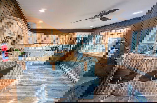 Foto 13 - Sky View Chalet by Avantstay Stunning Interior, Spacious Deck, Hot Tub, & View