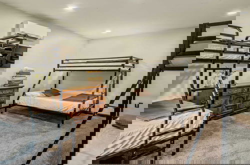 Foto 49 - Sky View Chalet by Avantstay Stunning Interior, Spacious Deck, Hot Tub, & View