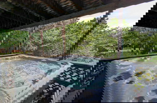 Foto 29 - Sky View Chalet by Avantstay Stunning Interior, Spacious Deck, Hot Tub, & View