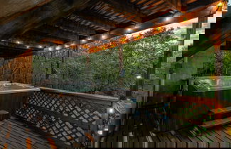 Foto 2 - Sky View Chalet by Avantstay Stunning Interior, Spacious Deck, Hot Tub, & View