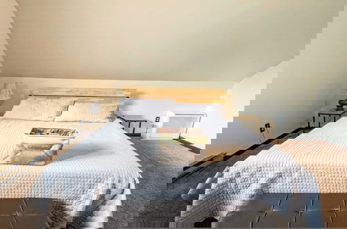 Foto 8 - Sky View Chalet by Avantstay Stunning Interior, Spacious Deck, Hot Tub, & View