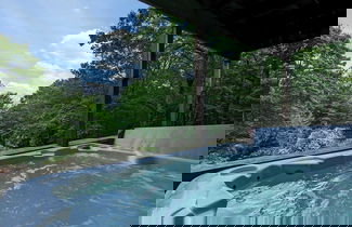 Foto 1 - Sky View Chalet by Avantstay Stunning Interior, Spacious Deck, Hot Tub, & View